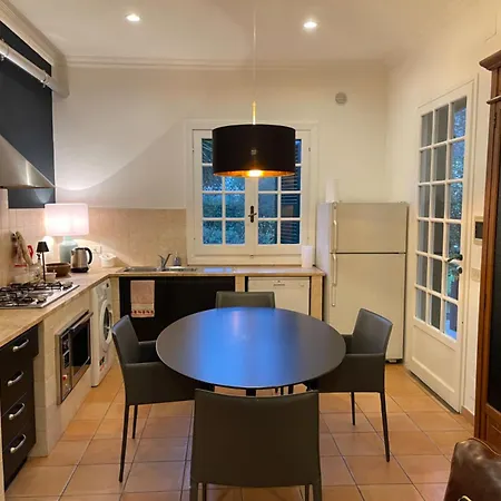 Delightful Stylish House With Private Garden Close To Downtown