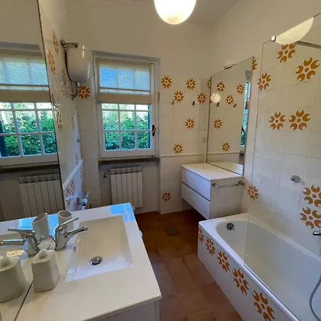 Delightful Stylish House With Private Garden Close To Downtown Holiday home