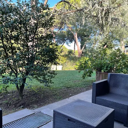 Holiday home Delightful Stylish House With Private Garden Close To Downtown